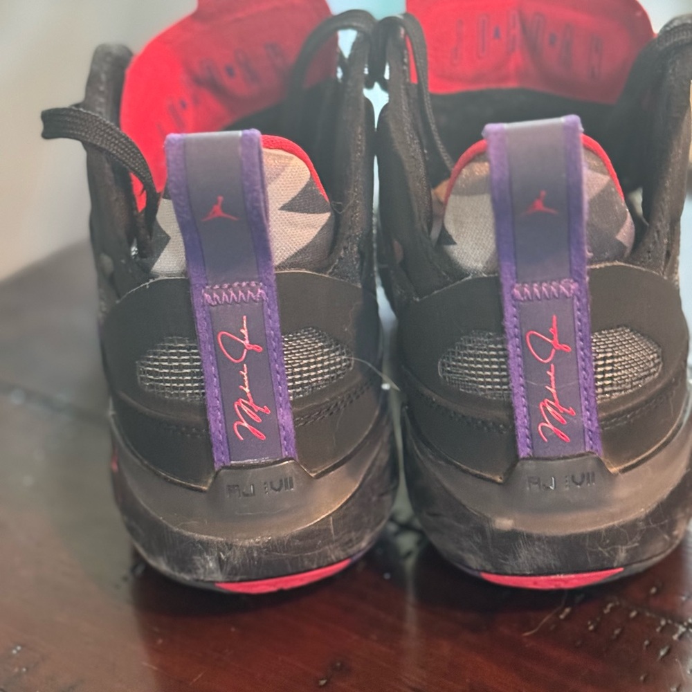 Youth Jordan’s - Picture 5 of 6